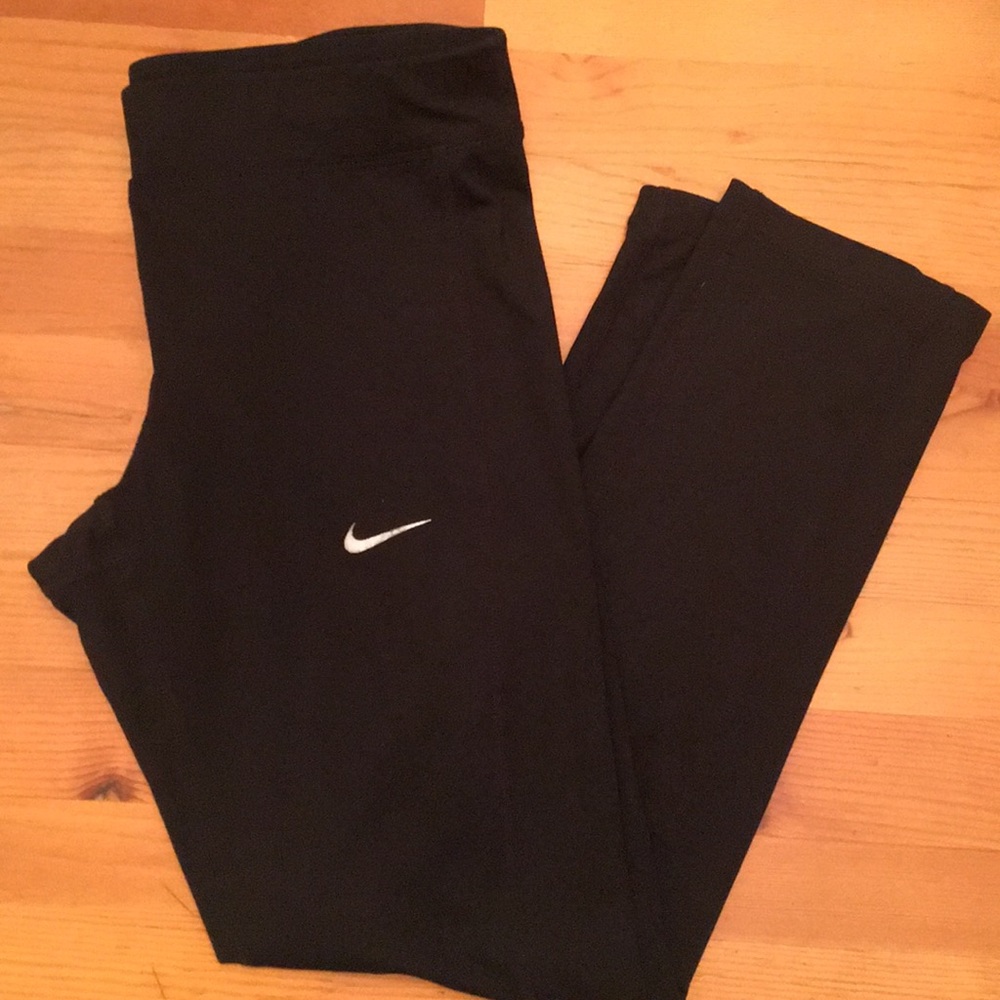 Black Nike cropped leggings